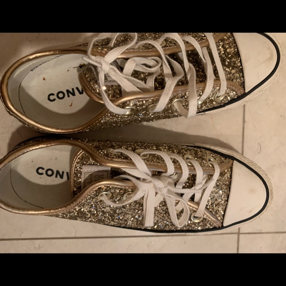 Women’s gold glitter converse sneakers !